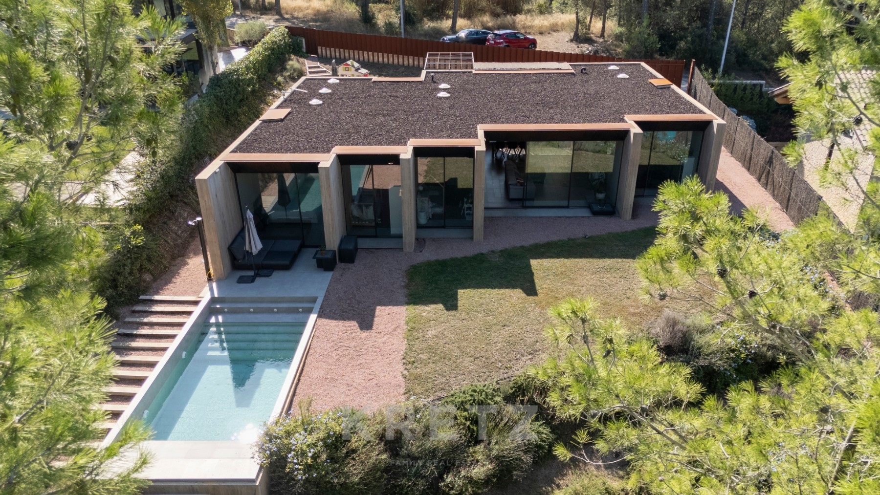 Minimalist house next to the golf course in Girona Kretz